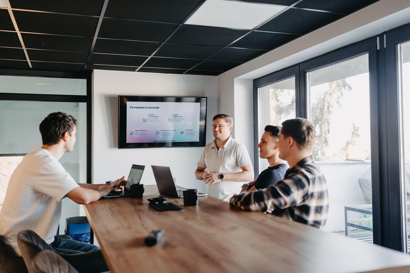 Az Integrated csapata egy megbeszélésen