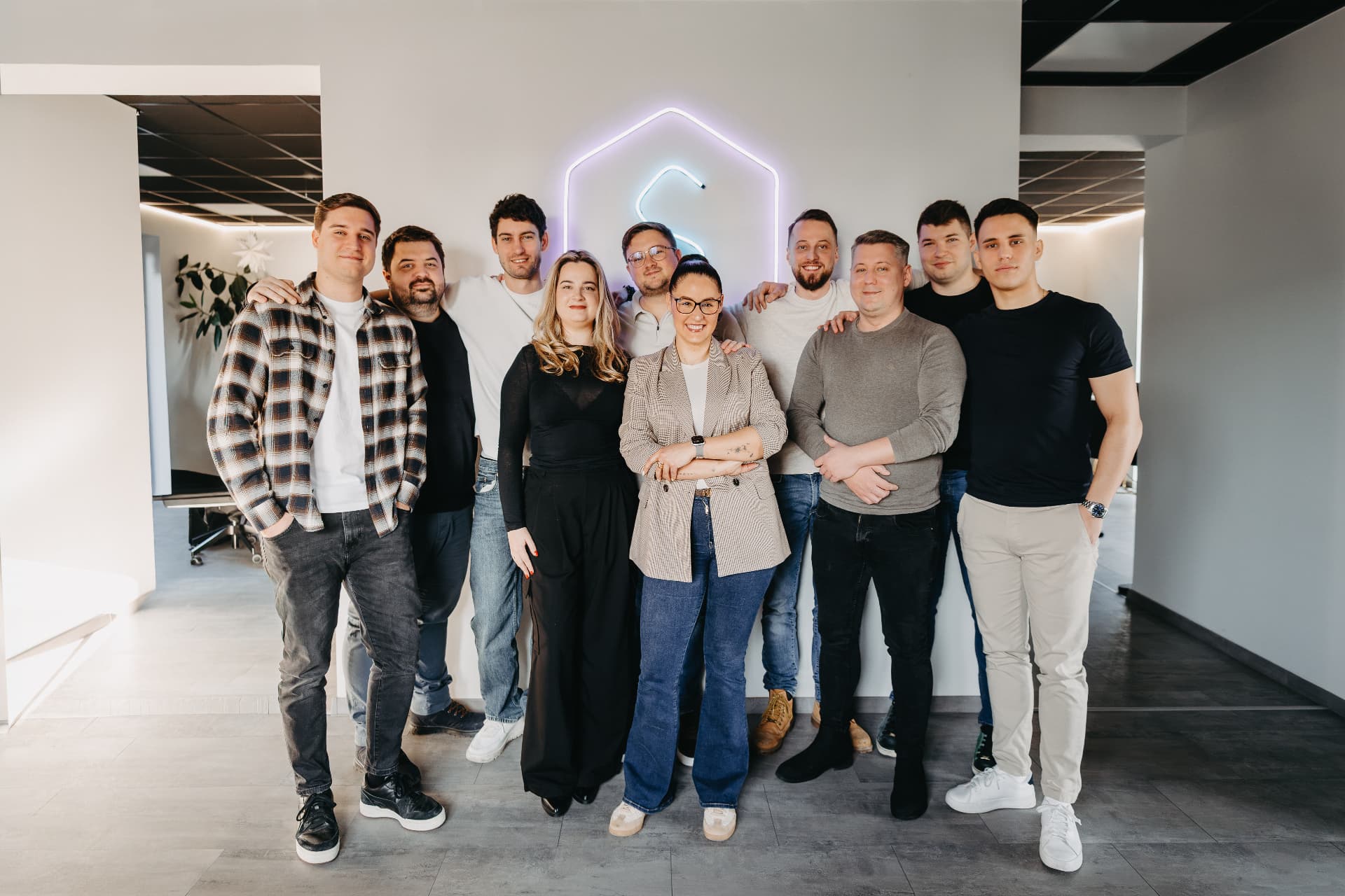 Csoportkép az irodában